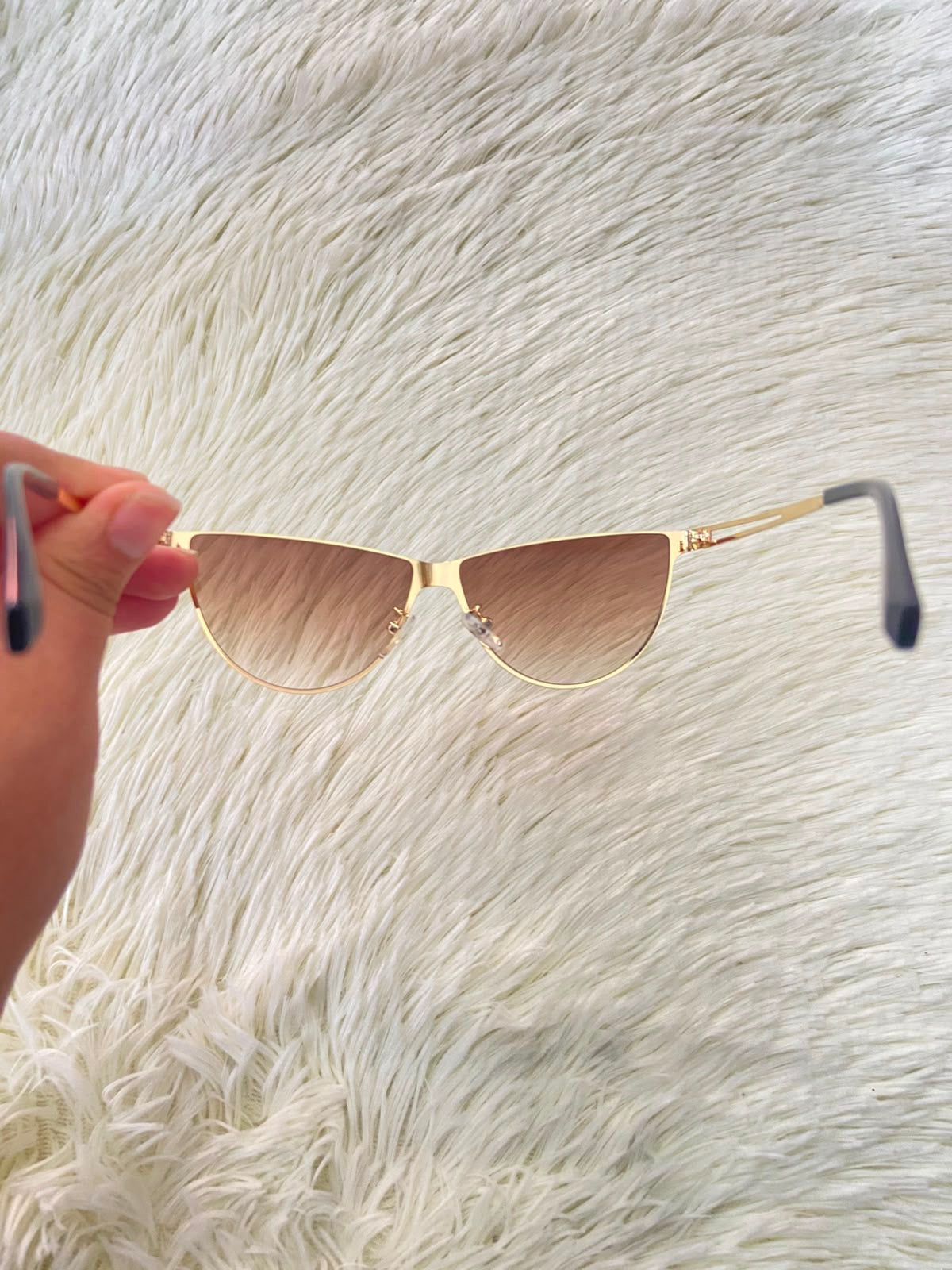 Lentes, negro con montura dorada micas marrones y patillas negras.