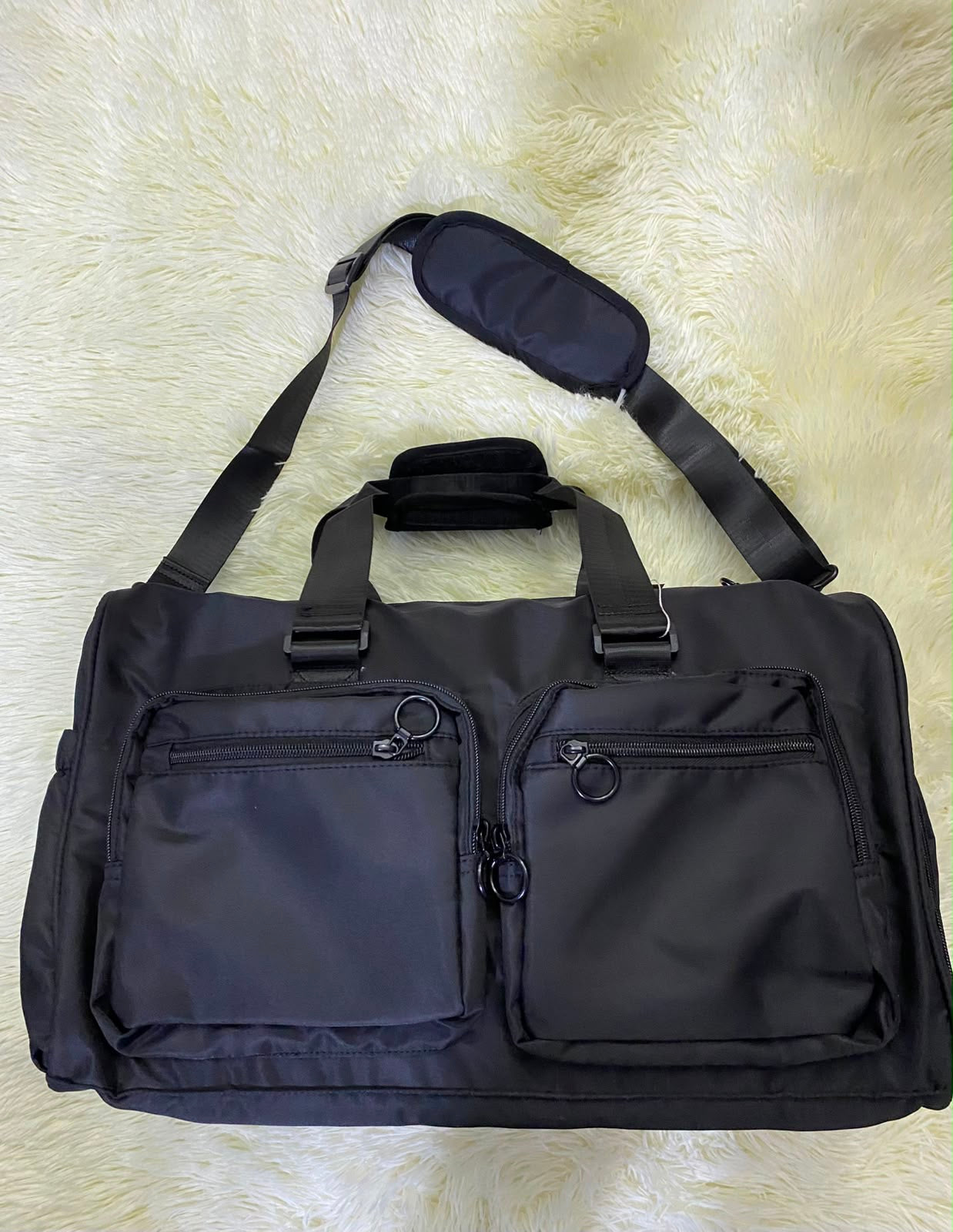 Bulto de viaje o gimnasio, negro con varios compartimentos y lazo adicional