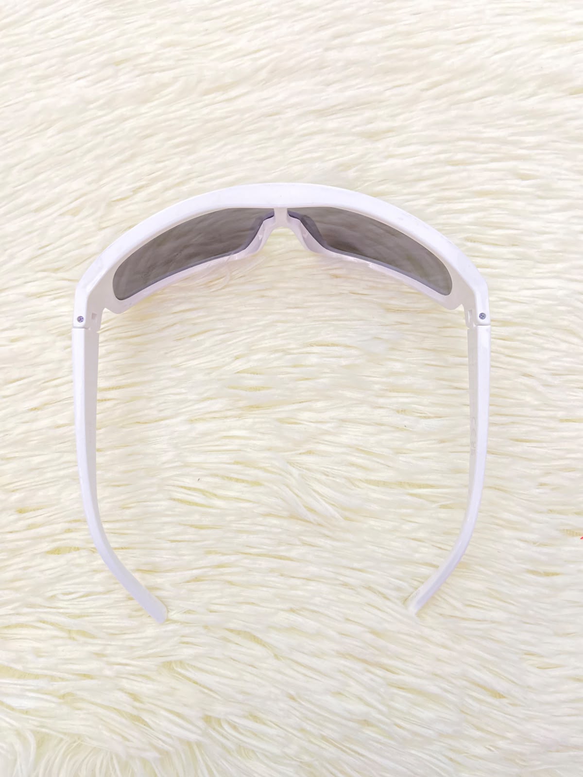 Lentes, con montura blanca y micas en color negro claro, con protección UV 100%.