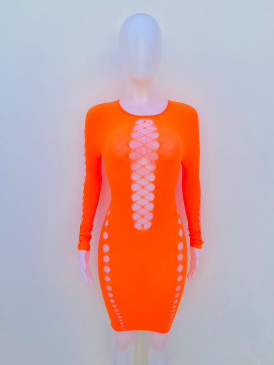 Vestido Fashion Nova original naranja Neón con hoyos en los lados y en frente.