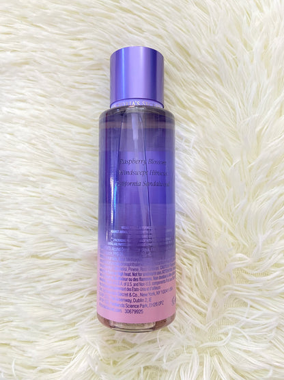 Colonia Victoria’s Secret original, morada SERENE BLOOMS.