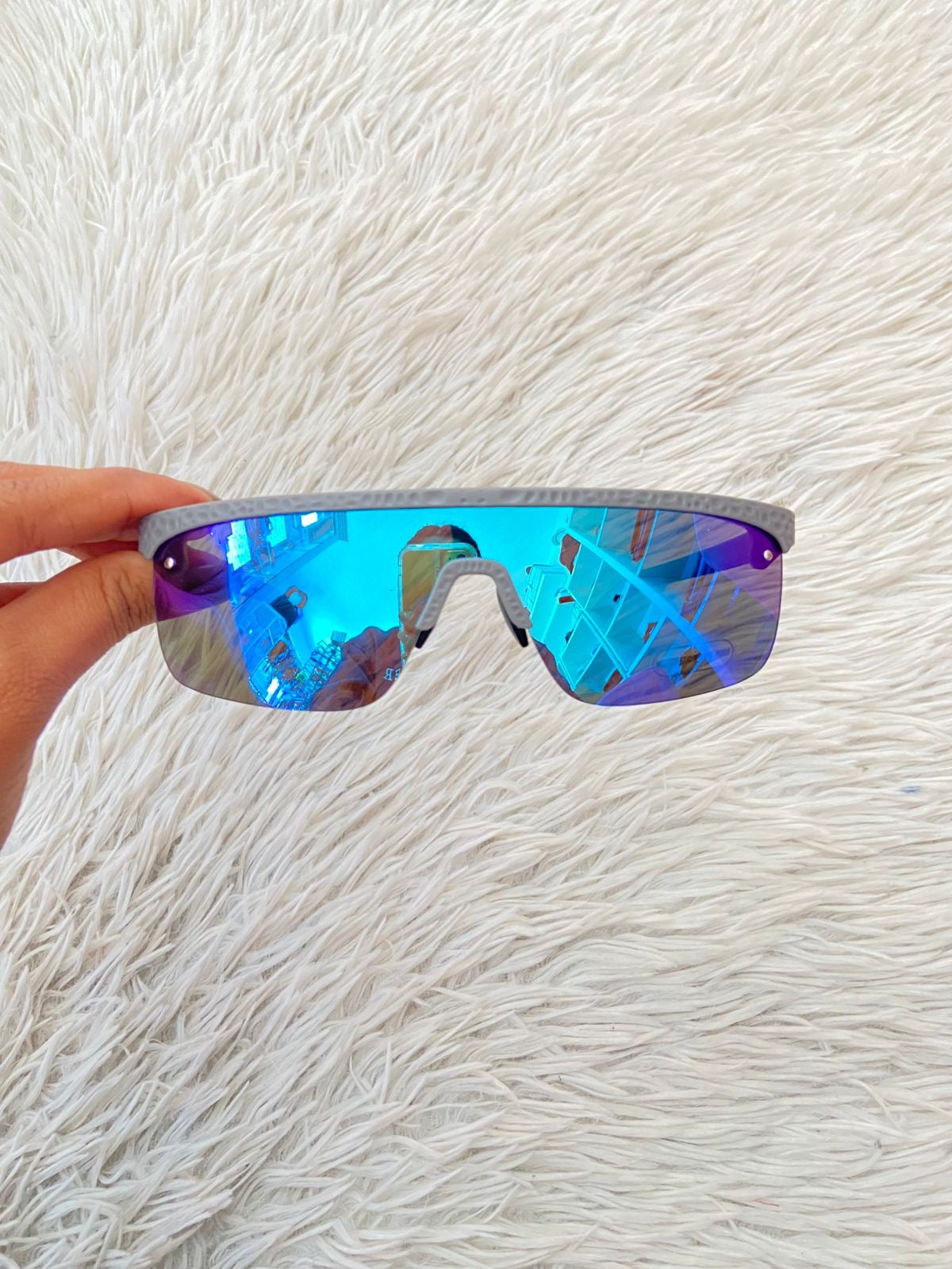 Lentes, diseñados con protección UV 100-400 para proteger tu visión. Azul con montura en gris y micas que cambian de color.