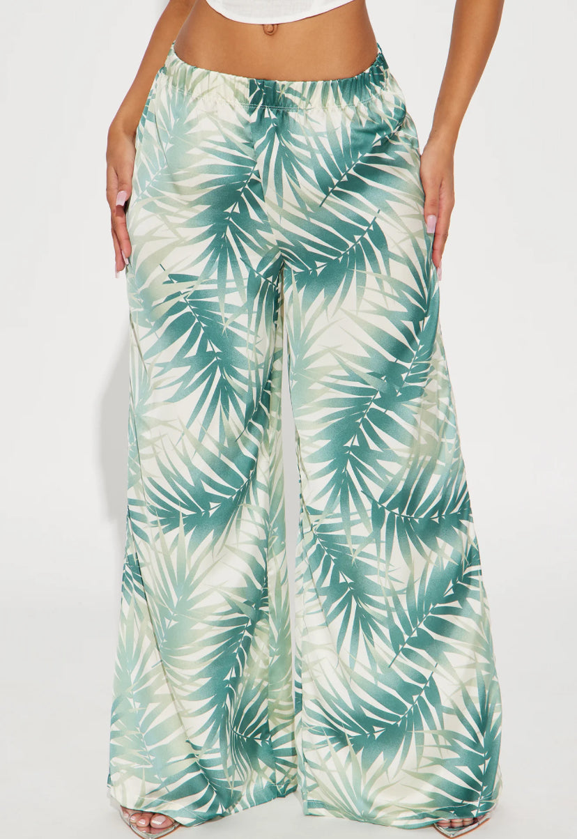 Pantalón, palazzo crema con estampado de hojas en color verde.