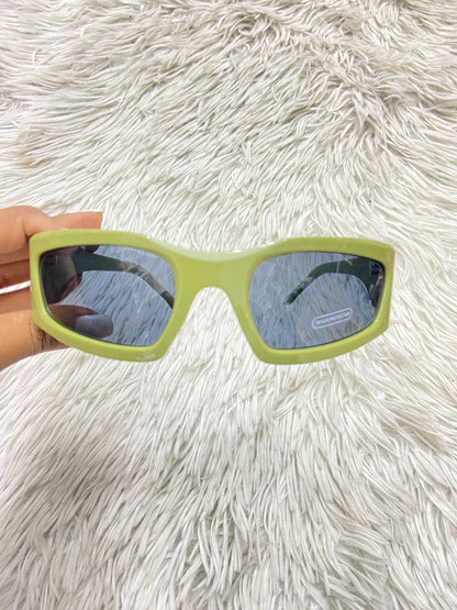 Lentes diseñados con protección UV 100-400 para proteger tu visión. Verde con micas negras.