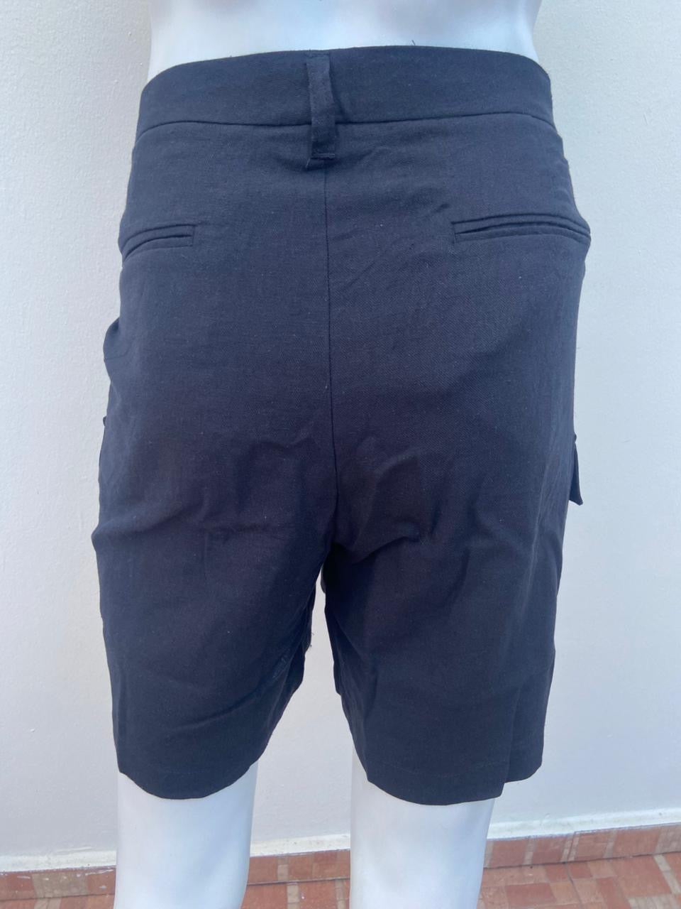 Bermuda en color negro liso con bolsillos al frente.