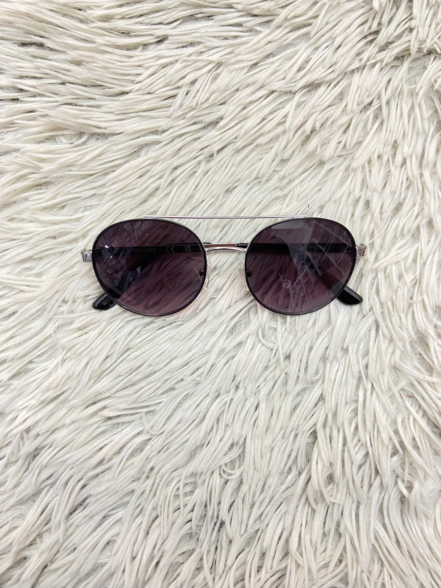 Lentes GUESS original, con protección UV 100-400 para proteger tu visión. Negro, montura plateada y micas oscuras.