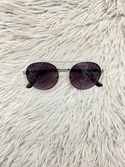 Lentes GUESS original, con protección UV 100-400 para proteger tu visión. Negro, montura plateada y micas oscuras.