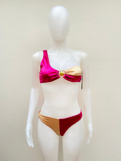 Biquini, de dos piezas rosado fucsia con dorado y detalles dorado en frente y de lado .