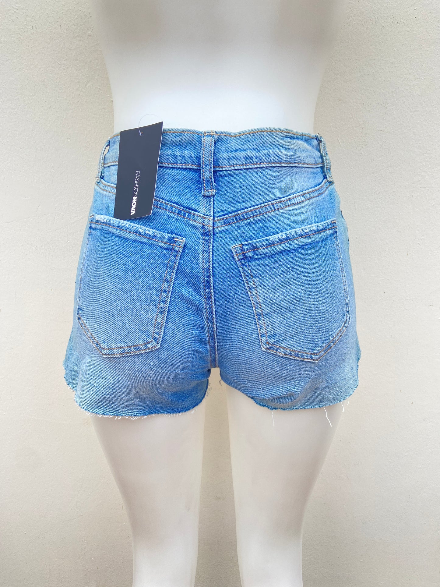 Short, azul claro con rasgado sin ruedo.