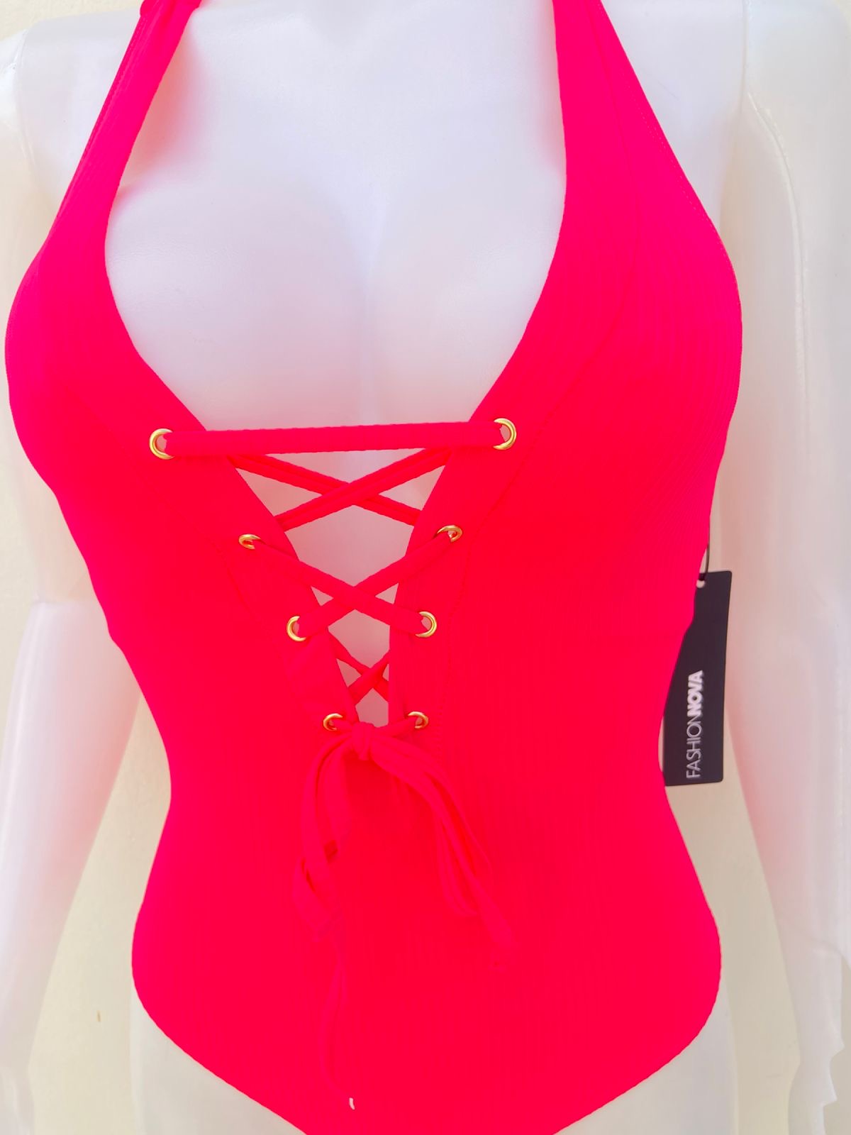 Biquini, rosado neón con lazos ajustables en la parte trasera y escote en frente, una pieza.