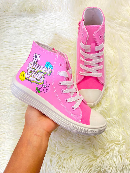 Tenis, rosados con suelas en color blanco y letras SUPER GIRLS y flores.