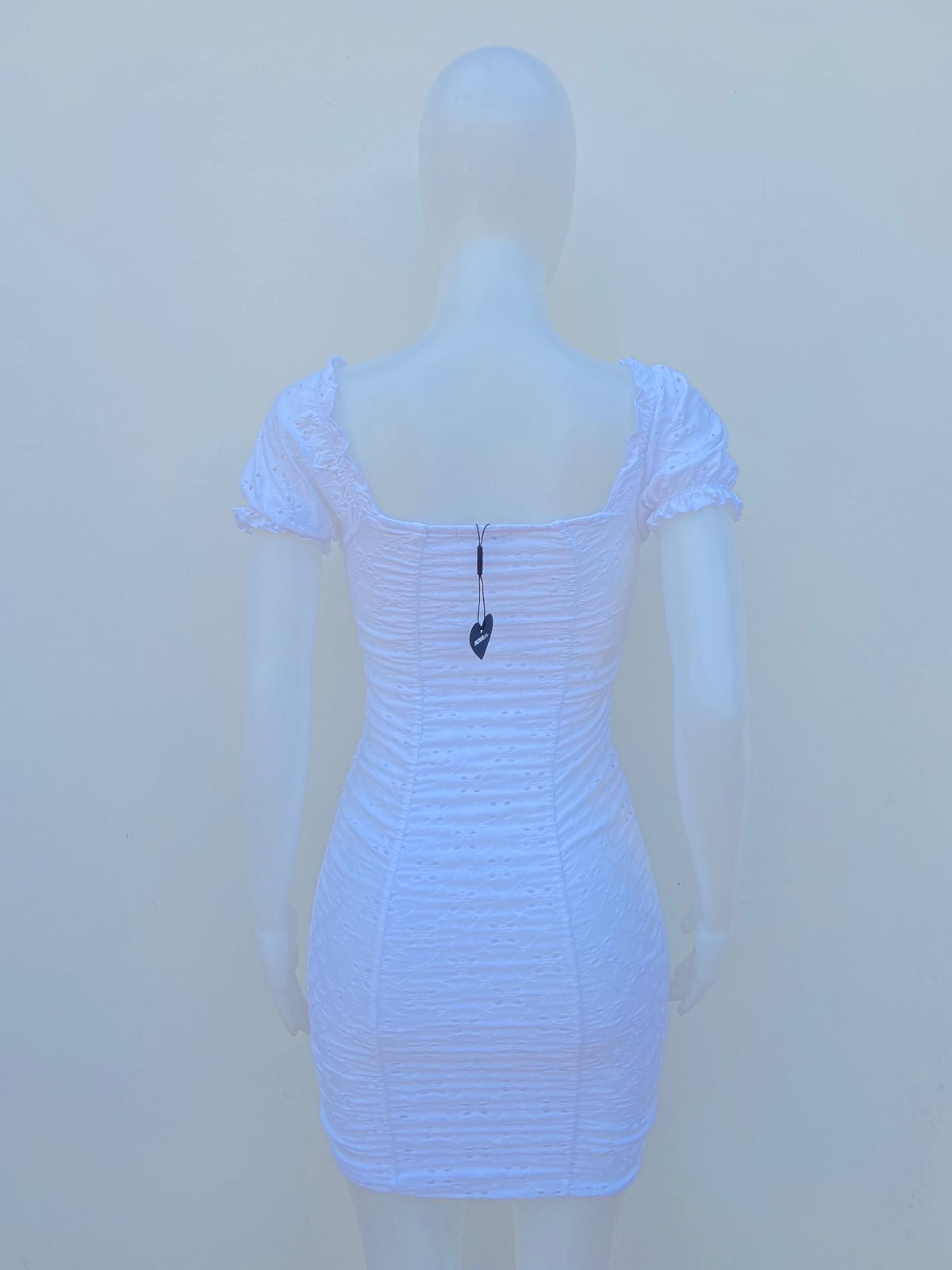 Vestido Fashion Nova original, blanco de encaje con hoyos pequeños.