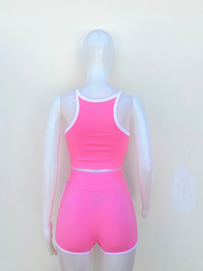 Conjunto JULIA BY LOVE J Original legging y top en color rosado con manga de tiros y detalle al frente en color blanco.