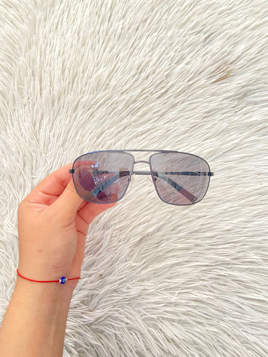 Lentes negros GUESS Original en color negro con micas oscuras nombre de la marca atras.