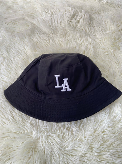 Gorro, color negro con letras LA en color blanco.