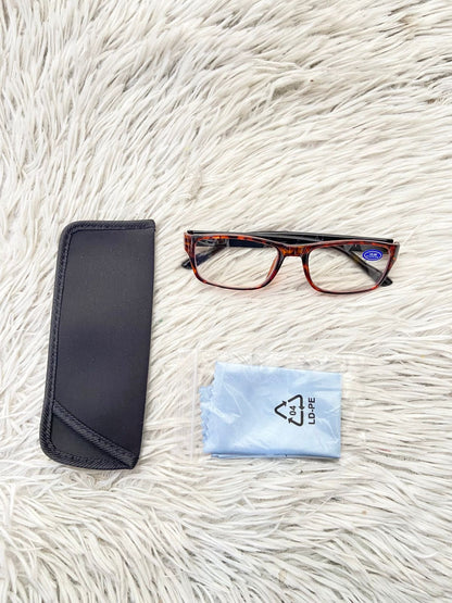 Lentes diseñados con protección UV 100-400 para proteger tu visión. Marron con animal print, micas claras y marco negro.