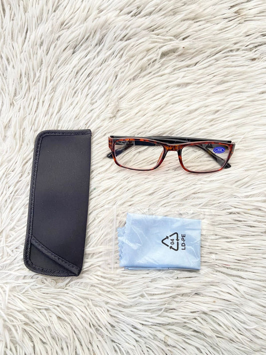 Lentes diseñados con protección UV 100-400 para proteger tu visión. Marron con animal print, micas claras y marco negro.