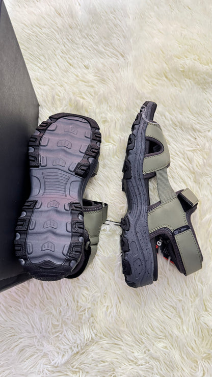 Sandalias BASS OUTDOOR original, Verde Olivia. Diseño ergonómico, suela resistente y ajuste seguro.