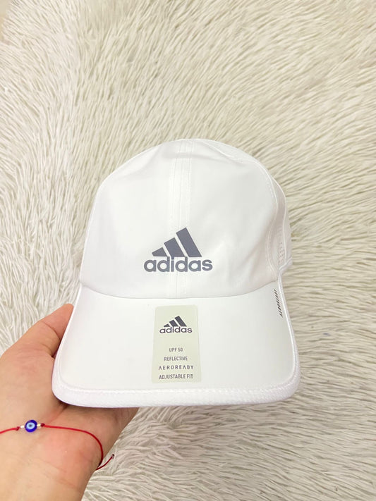 Gorra ADIDAS Original, en color blanco con logotipo de la marca al frente en color negro.
