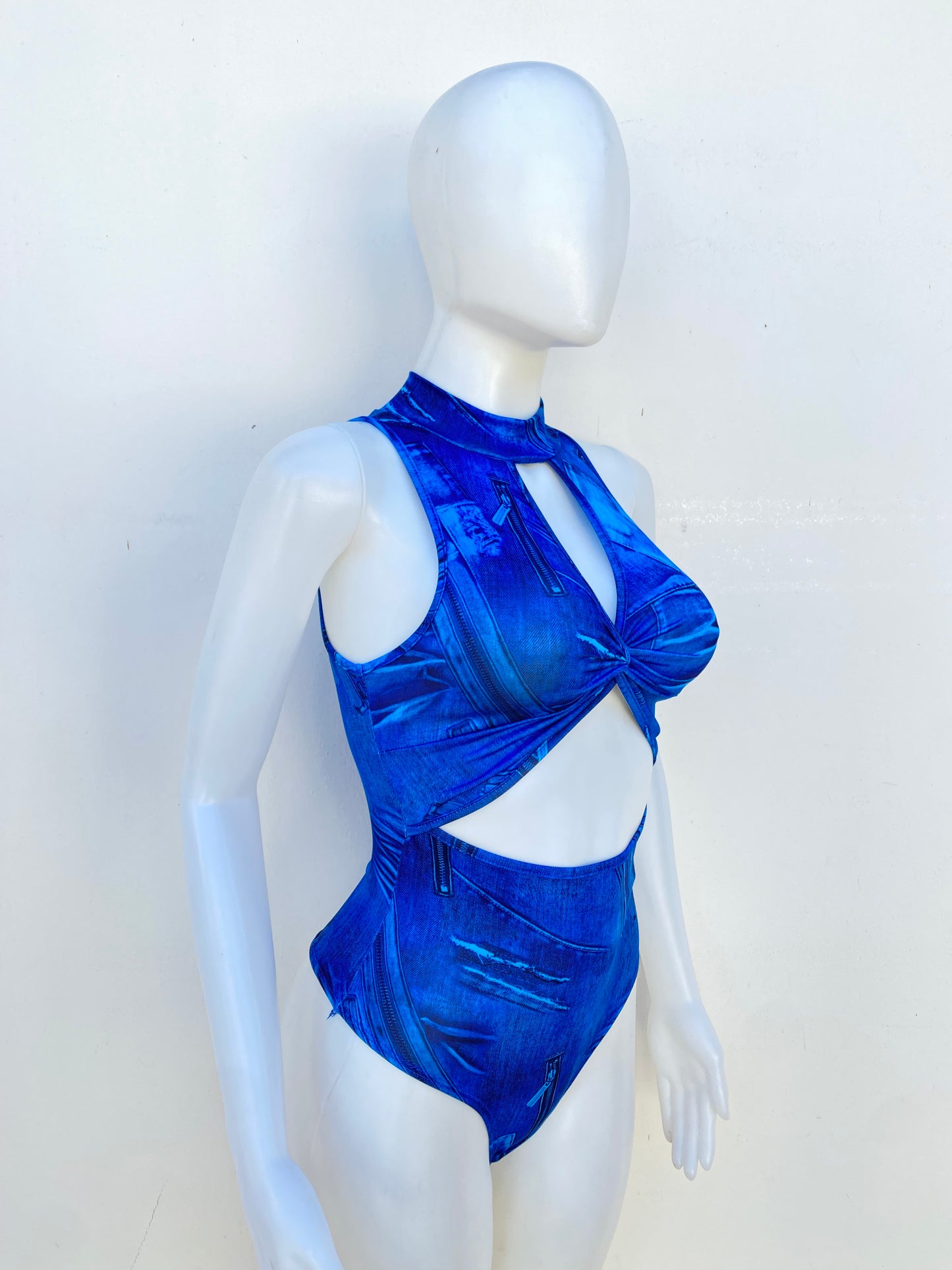 Body azul combo, con estampado de zipper.