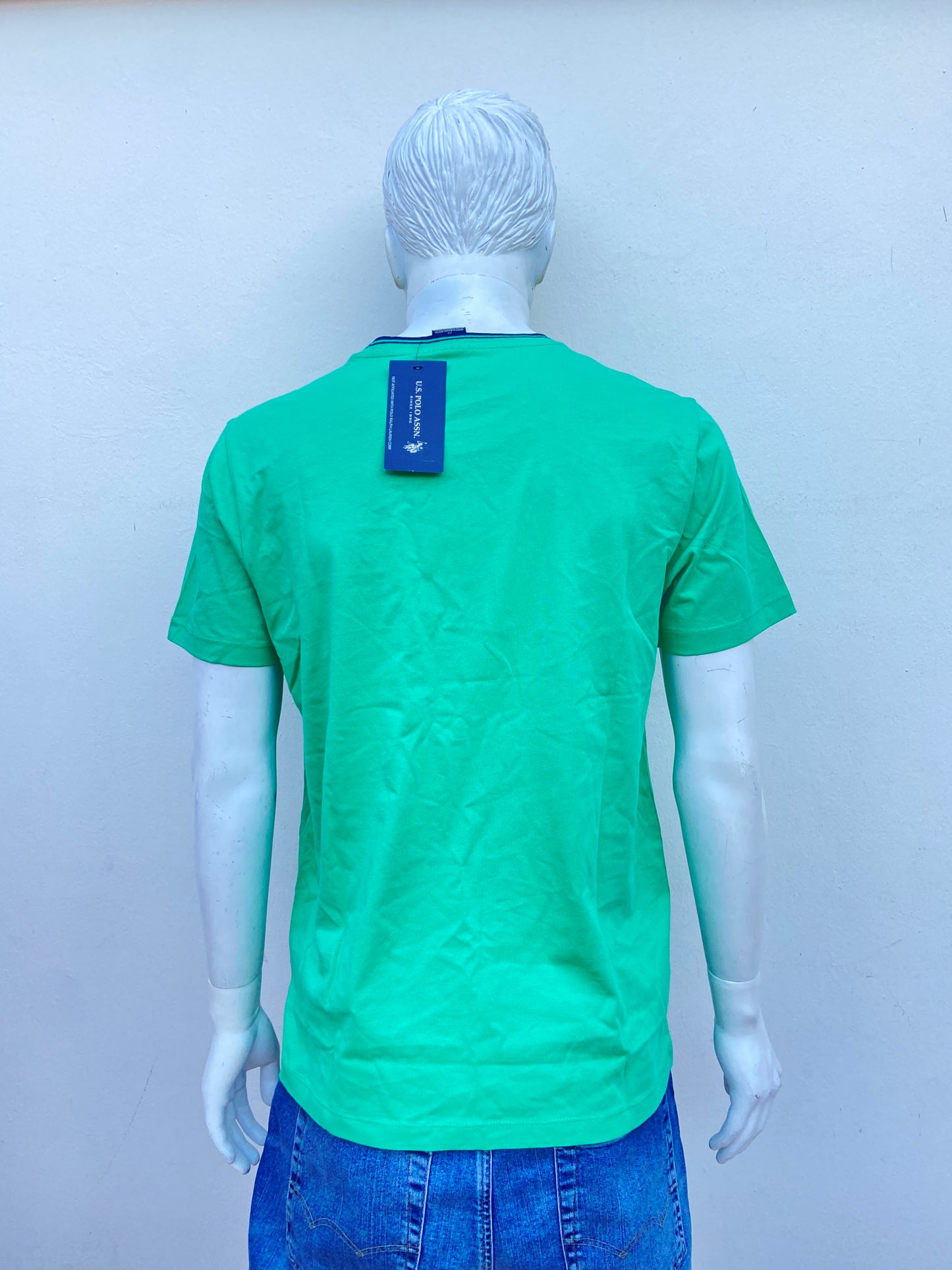 T-shirt U.S Polo original verde con logotipo y cuello en azul marino.