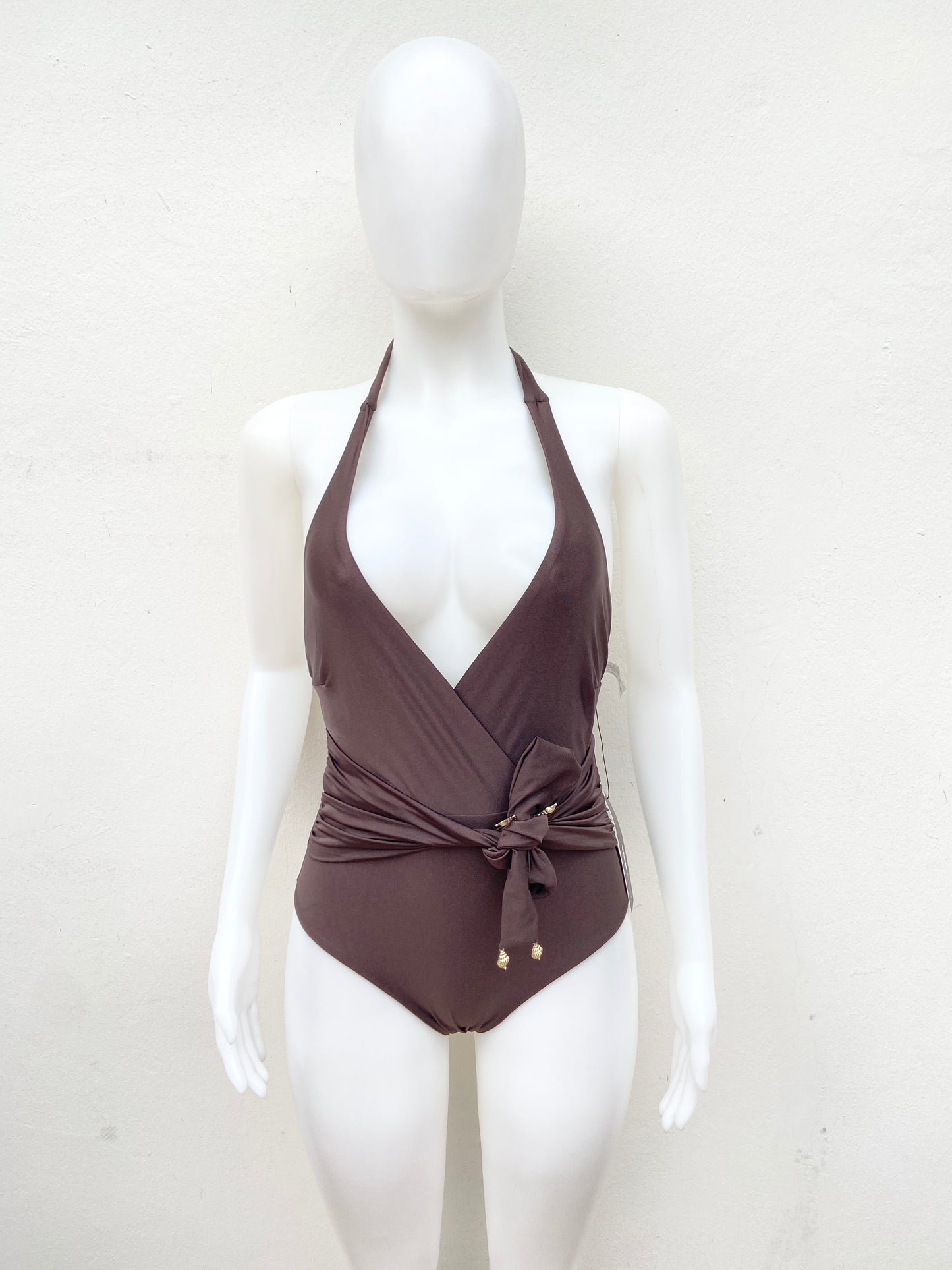 Biquini Fashion Nova marrón chocolate con lazos ajustable en frente.