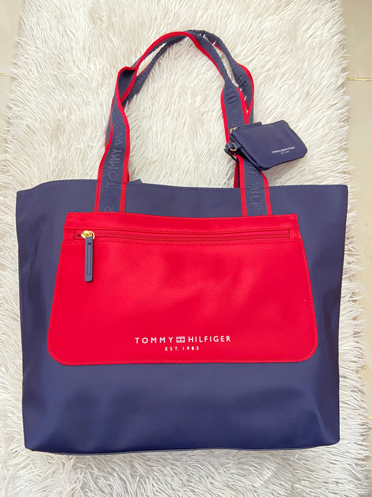 Cartera Tommy Hilfiger original azul marino con rojo y letras TOMMY HILFIGER en blanco.