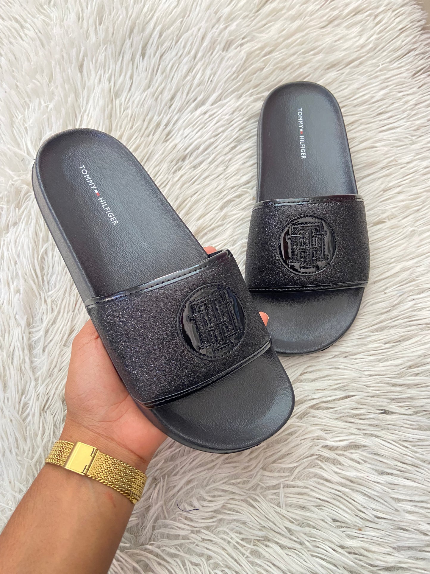 Sandalias TOMMY HILFIGER original, negra con TH en frente con brillos en color negro.