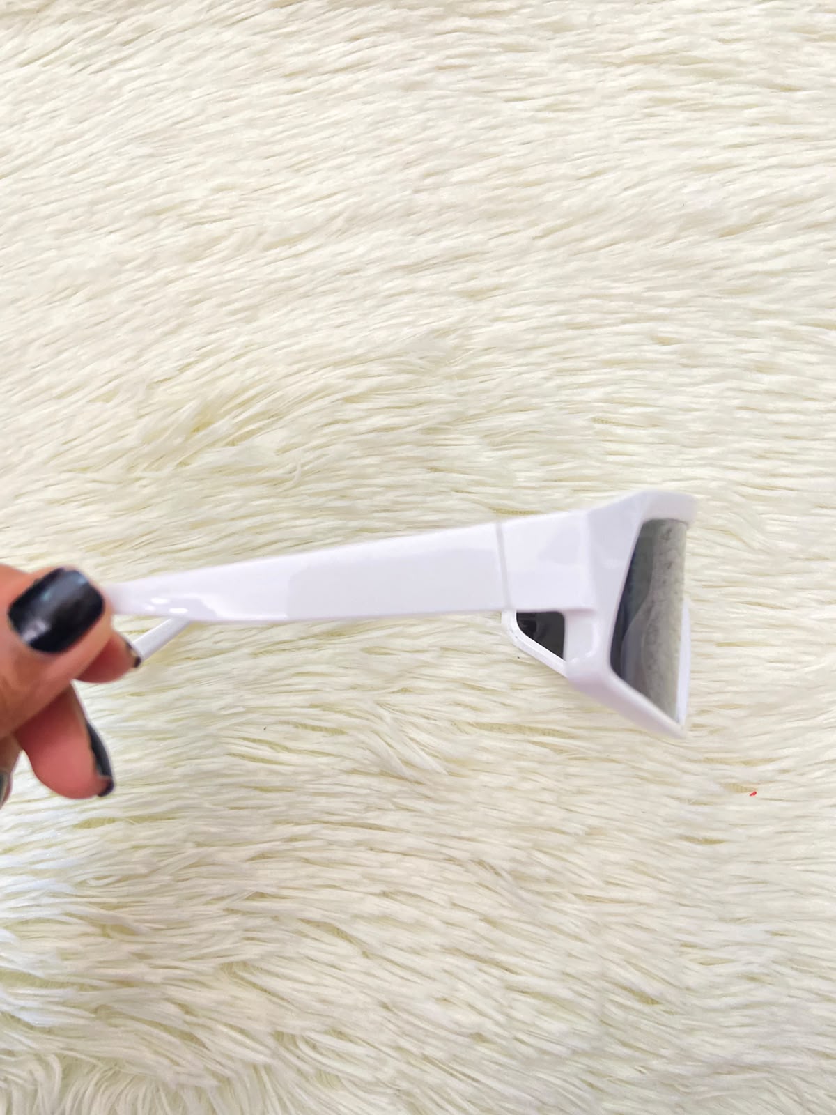 Lentes, con montura blanca y micas en color negro claro, con protección UV 100%.
