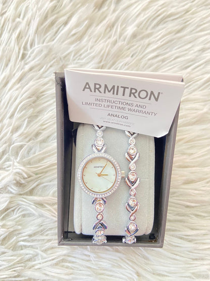 Set ARMITRON original de reloj y pulsera en color plateado ( silver ) y detalles de diamantes al rededor.