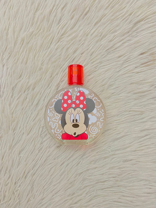 Perfume para niñas redondo con estampado de MINNIE MOUSE y fondo con dibujos decorativos en color blanco.