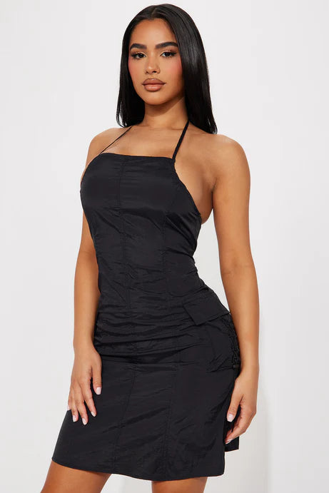 Vestido Fashion Nova negro con bolsillos a los lados• Tirantes ajustables.