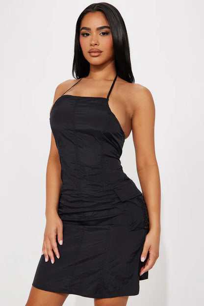 Vestido Fashion Nova negro con bolsillos a los lados• Tirantes ajustables.