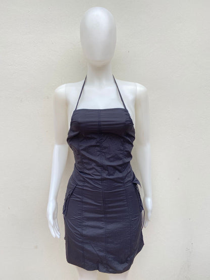 Vestido Fashion Nova negro con bolsillos a los lados• Tirantes ajustables.