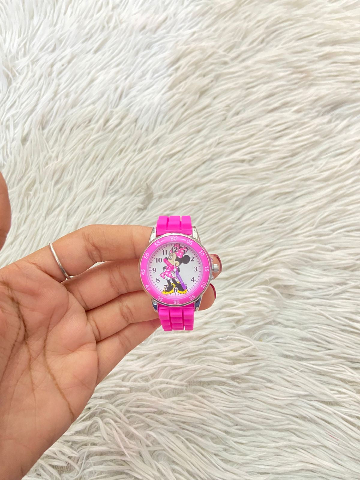 Reloj MINNIE en color rosado con imagen de minnie en el fondo