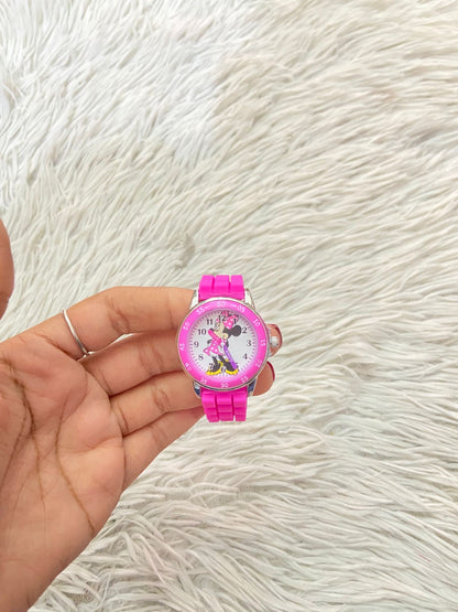 Reloj MINNIE en color rosado con imagen de minnie en el fondo