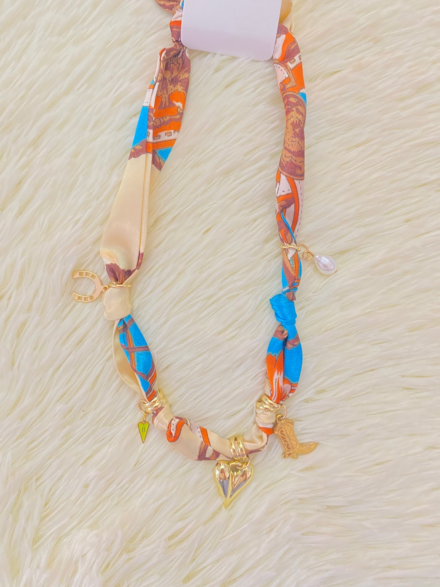 Collar de paño con accesorios colgantes de perlas, corazones y zapatos de vaqueros.