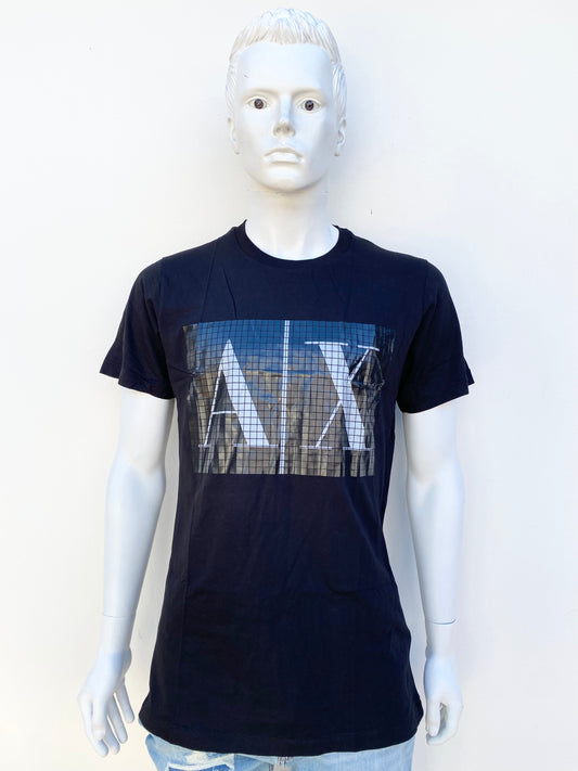 T-shirt Armani Exchange original, negro con logotipo de la marca AX en gris.