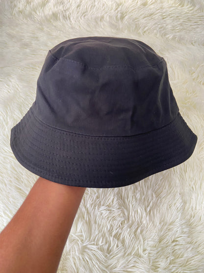 Gorro, color negro con letras LA en color blanco.
