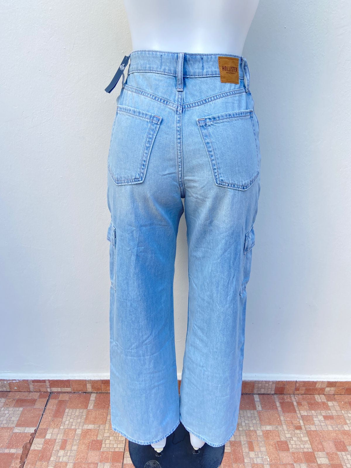 Pantalon jeans HOLLISTER original, HIGHEST- RISE VINTAGE BAGGY , azul claro con varios bolsillos en los lados.