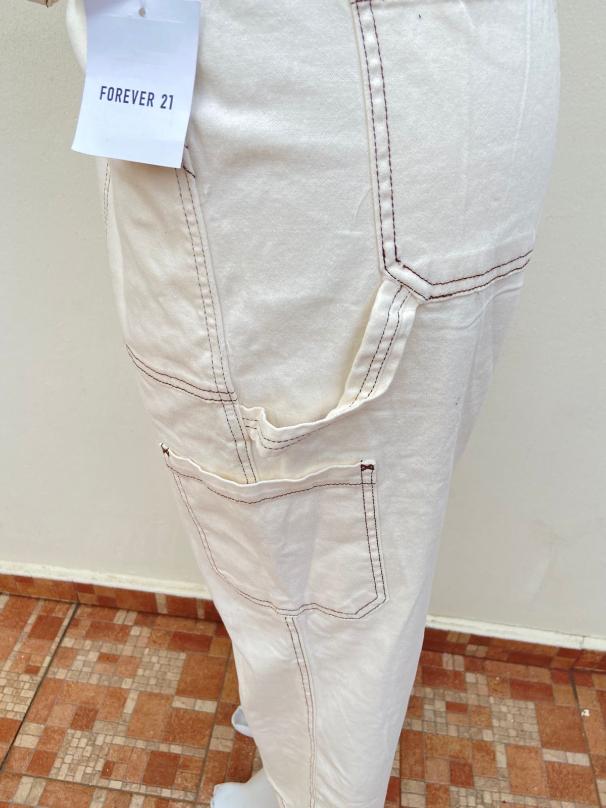 Pantalon Cargo Forever21 Original, color blanco hueso con bolsillos a los lados.