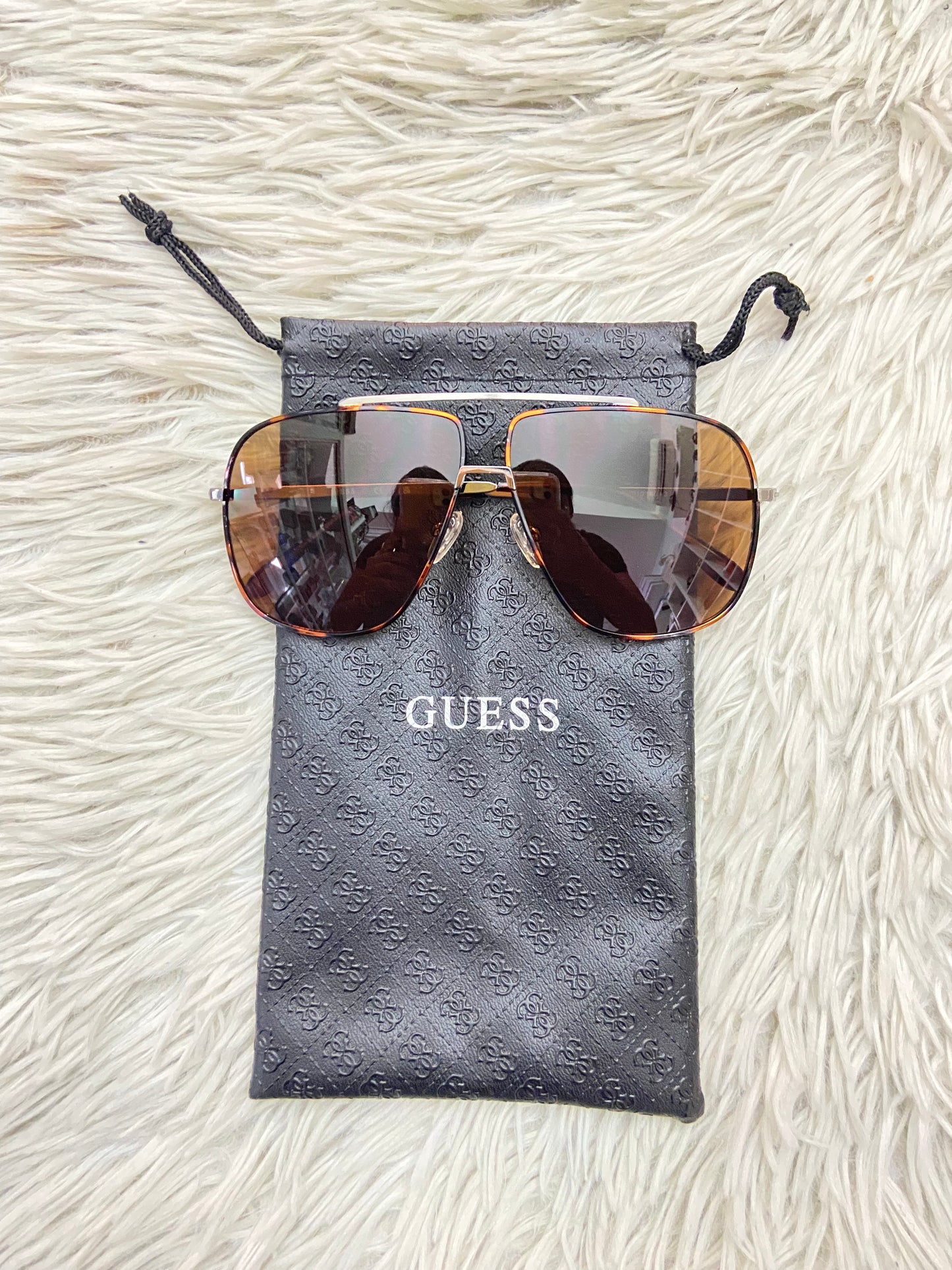 Lentes GUESS original, diseñados con protección UV 100-400 para proteger tu visión. Marrón con montura en animal print y micas marrones.
