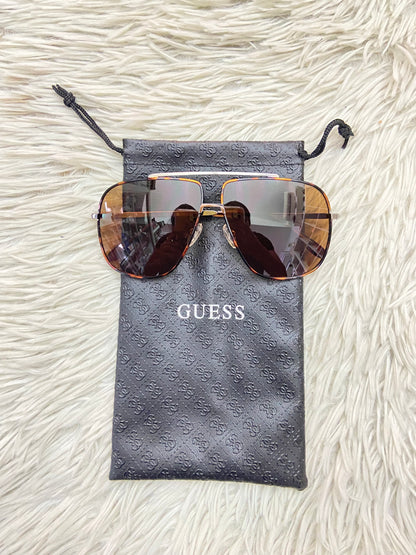 Lentes GUESS original, diseñados con protección UV 100-400 para proteger tu visión. Marrón con montura en animal print y micas marrones.