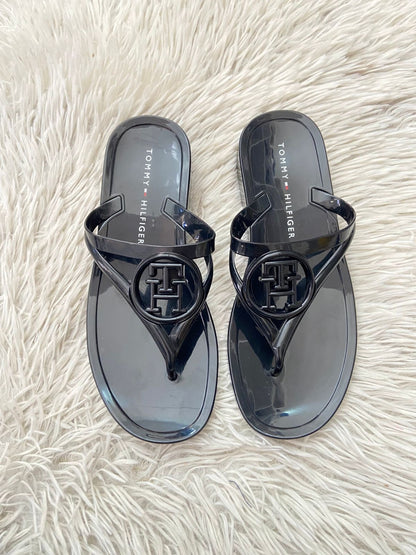 Sandalias TOMMY HILFIGER original, negro matte, con diseño de círculo e iniciales TH.