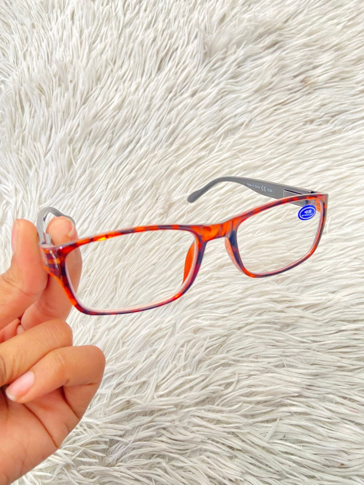 Lentes en color marron con estampado de animal print, micas claras y marco negro. pequeño