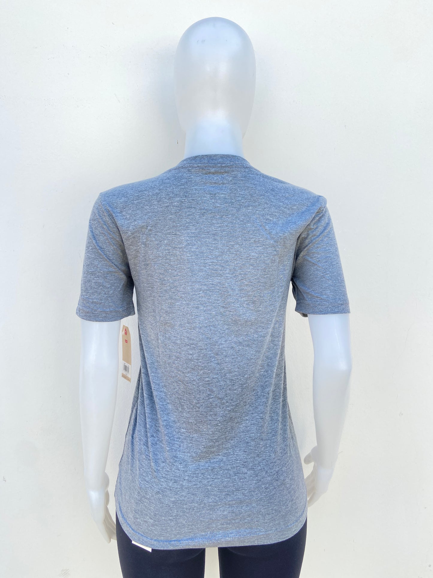 T-shirt Levi’s original gris con letras de la  marca en azul.