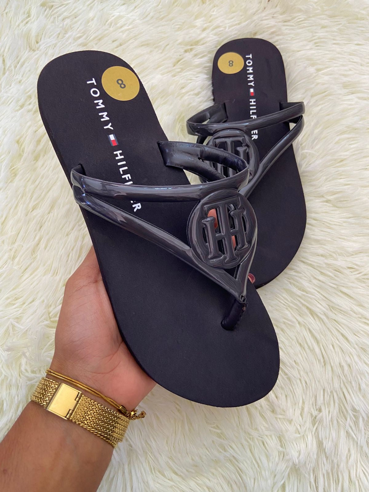Sandalias TOMMY HILFIGER Original, negra con TH en frente.