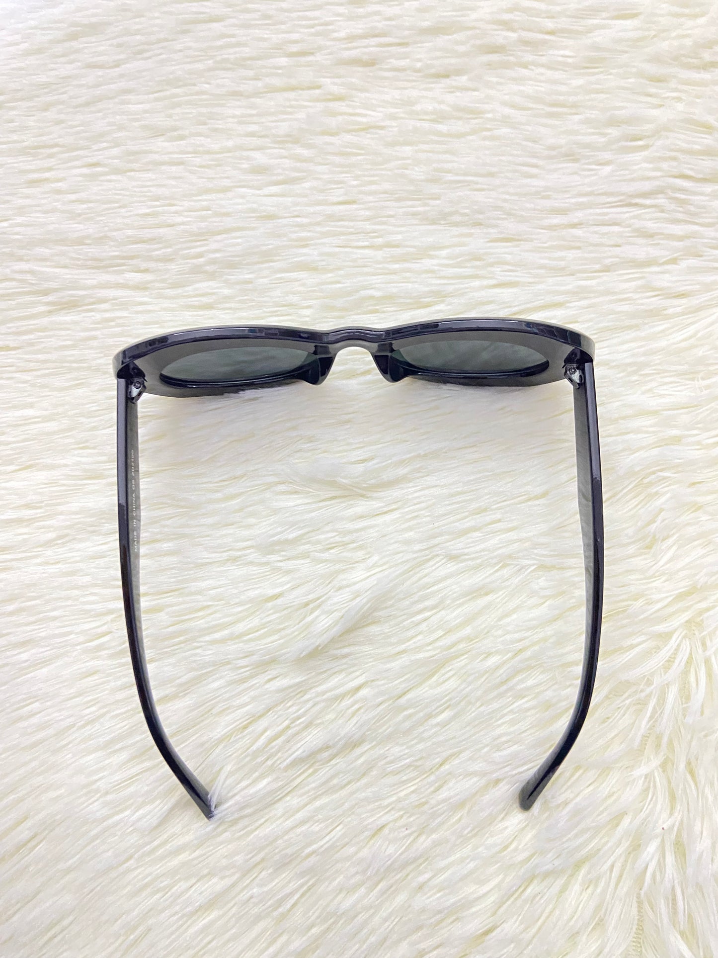 Lentes, negro con micas claras y forma ovalada.