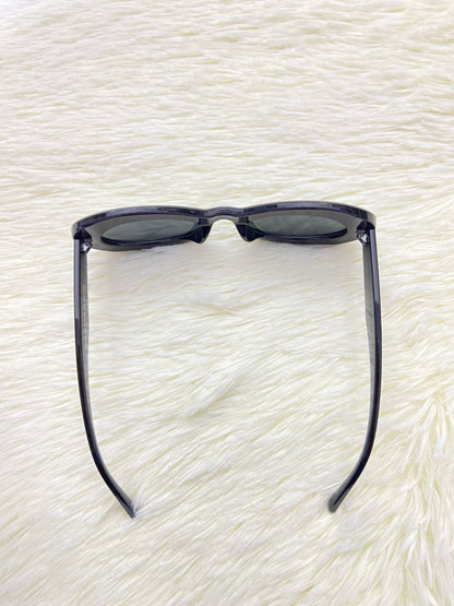 Lentes, negro con micas claras y forma ovalada.