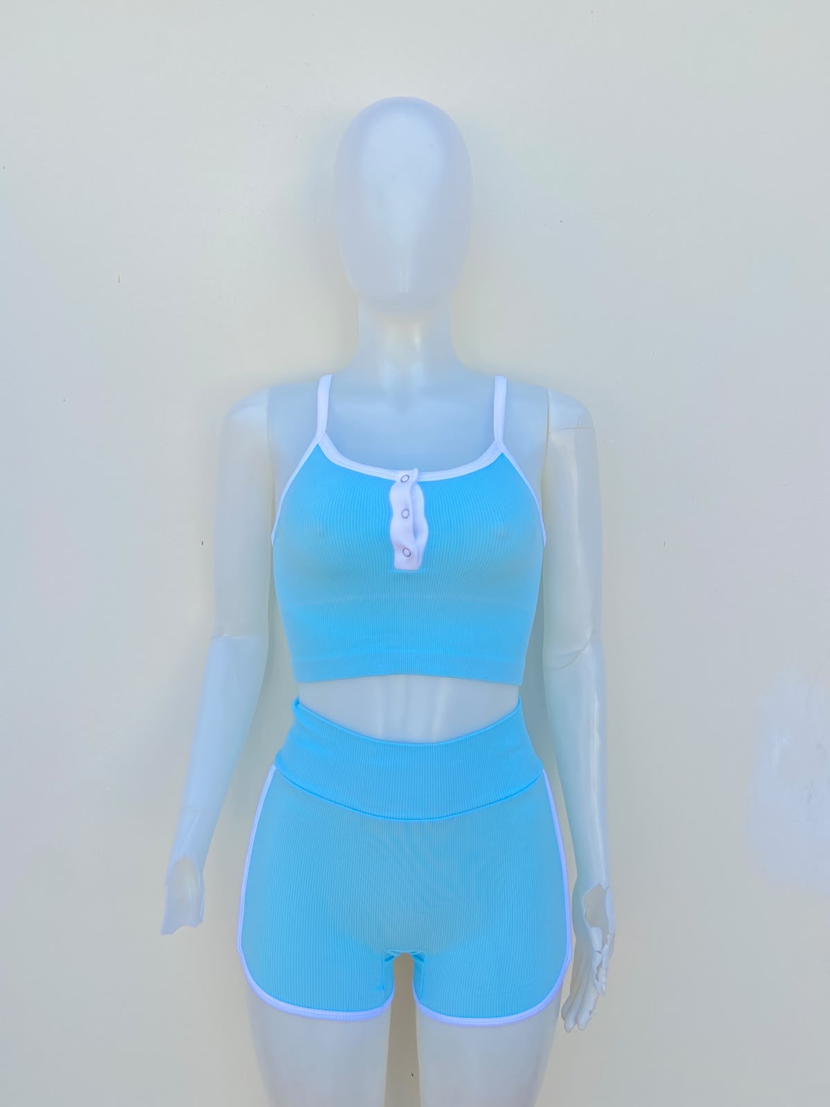 Conjunto JULIA BY LOVE J Original legging y top en color azul con manga de tiros y detalle al frente en color blanco.